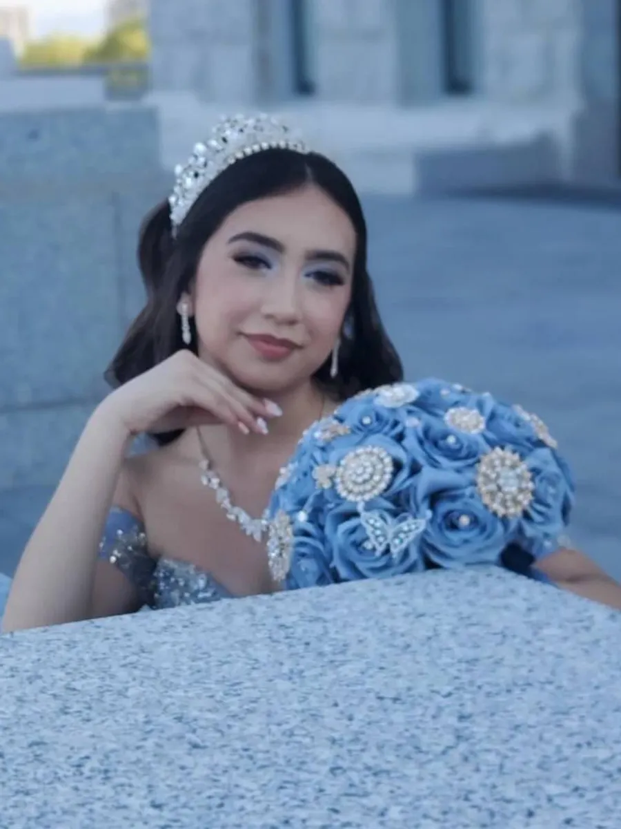 Sky blue ramo with gold brooches and a crystal crown